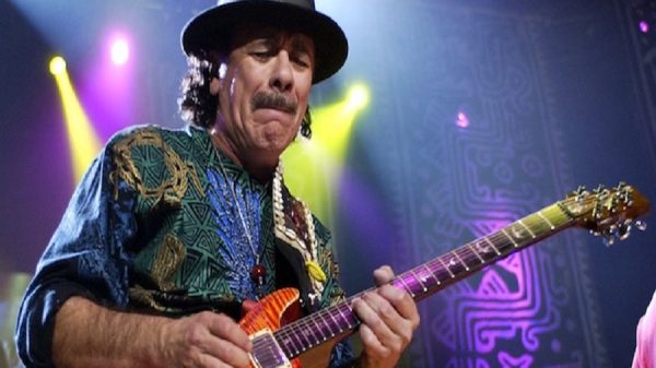 Il chitarrista Carlos Santana