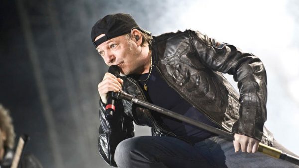 Vasco Rossi durante una esibizione