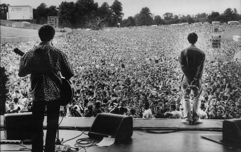 Gli Oasis a Knebworth Park, 1996 - Photo Credits: thesun.co.uk